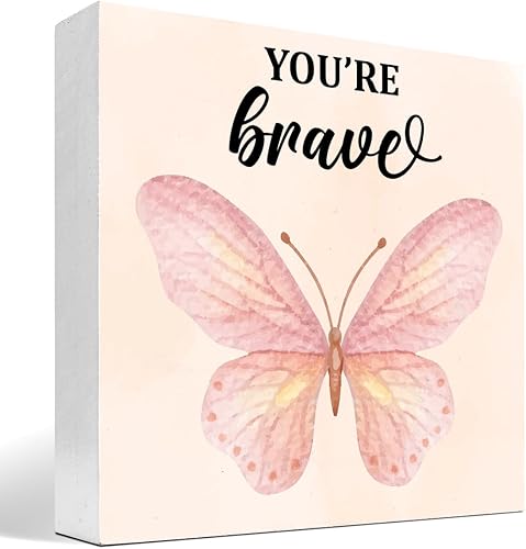 Letrero de madera con texto en inglés "You're Brave Girl Positive Affirmations", decoración de escritorio con diseño de mariposa rosa acuarela,