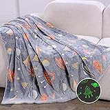 RECYCO Kuscheldecke 127x152cm für Kinder, Oeko-TEX Weich Flauschig Leuchtend Plüschdecke Kinderdecke Fleecedecke Decke Leuchtet im Dunkel für Jungen und Mädchen, Weltraum