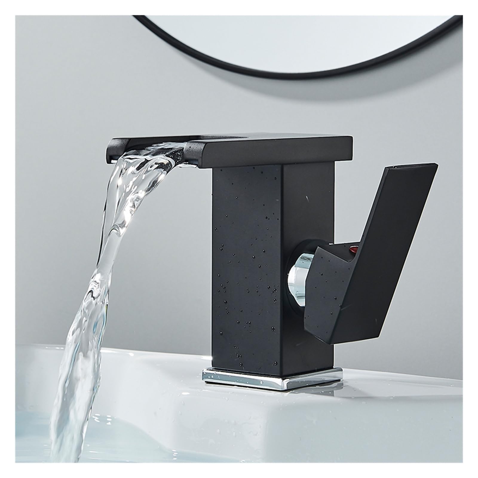 Robinet de lavabo design en C noir chromé pour rénover une salle de bains moderne