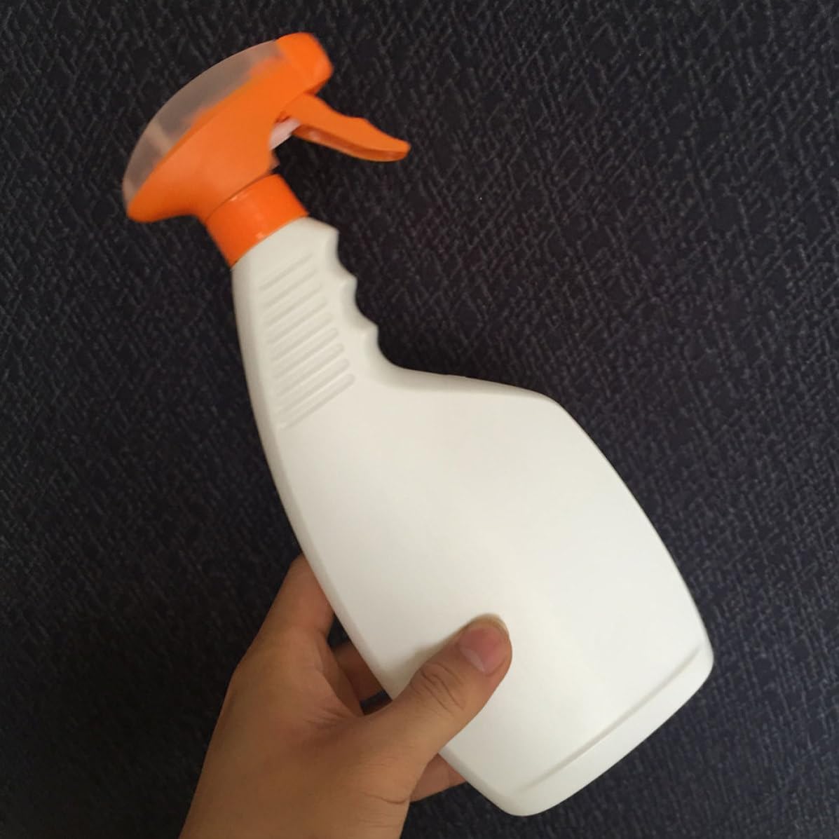 Plastic Spray Bottles for Cleaning Products and Watering Plants 2pcs 500ml White Refillable Containers with Labor Saving Design Random Color for Hairdressing and Salon Use
