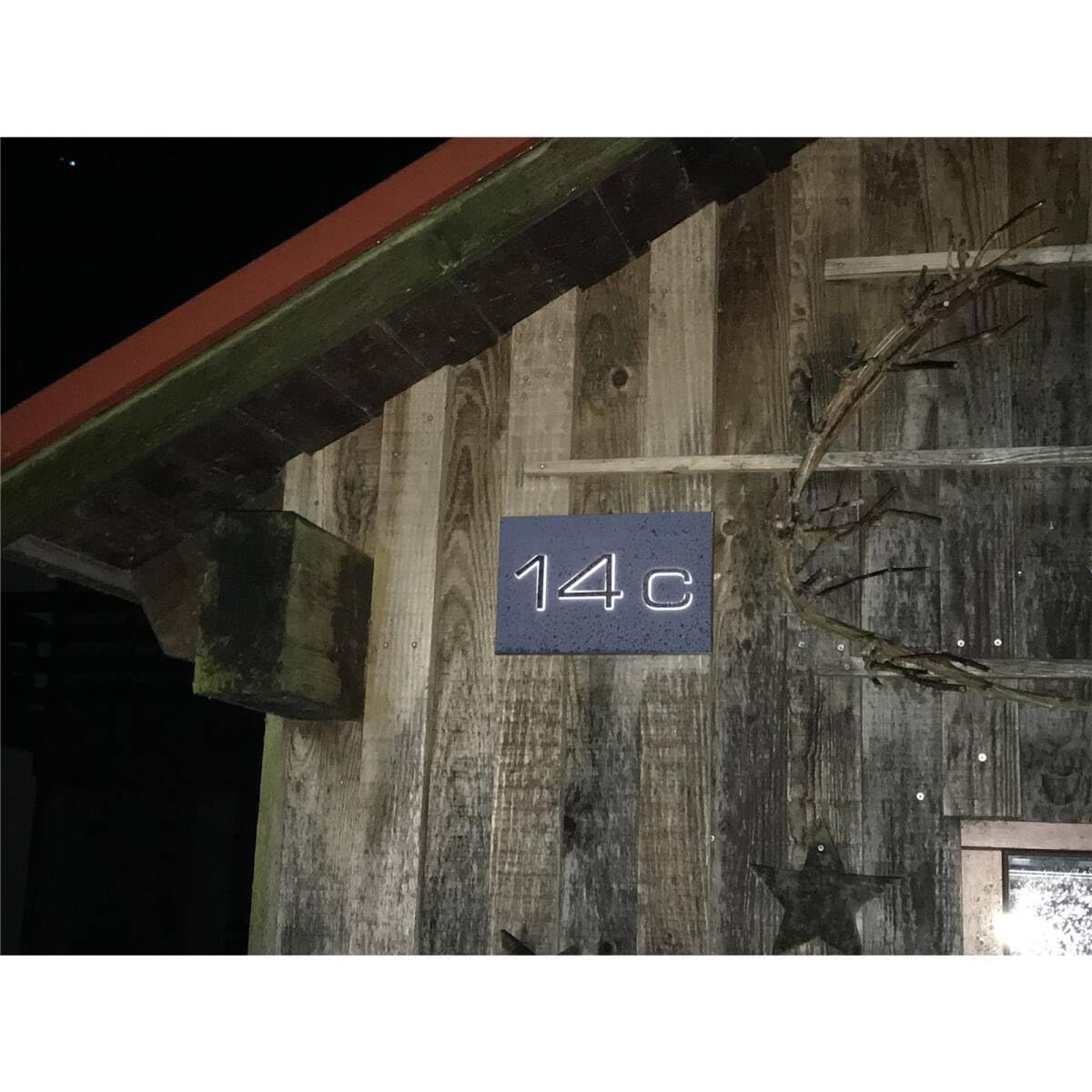 Metzler placa de número de casa LED en acero inoxidable | 3 cifras en diseño 3D | antracita RAL7016 | iluminada y resistente al clima | 31x20 cm