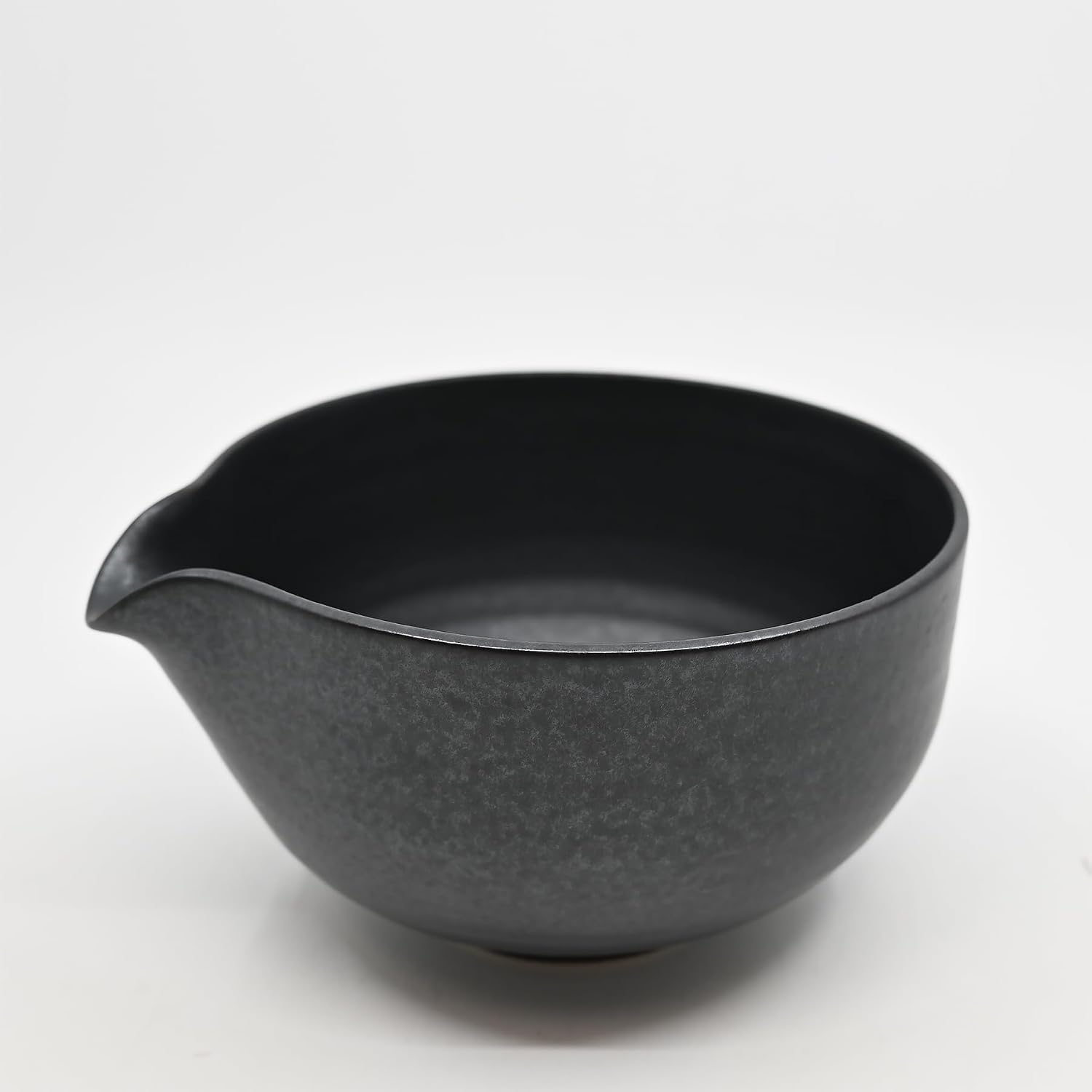 Urban Tokyo Yukiakari Katakuchi Matcha Bowl with Pouring Spout, Handmade Minoyaki Ceramic, Japanese Tea Ceremony Whisking, 18oz Made In Japan (Kuro Matto)