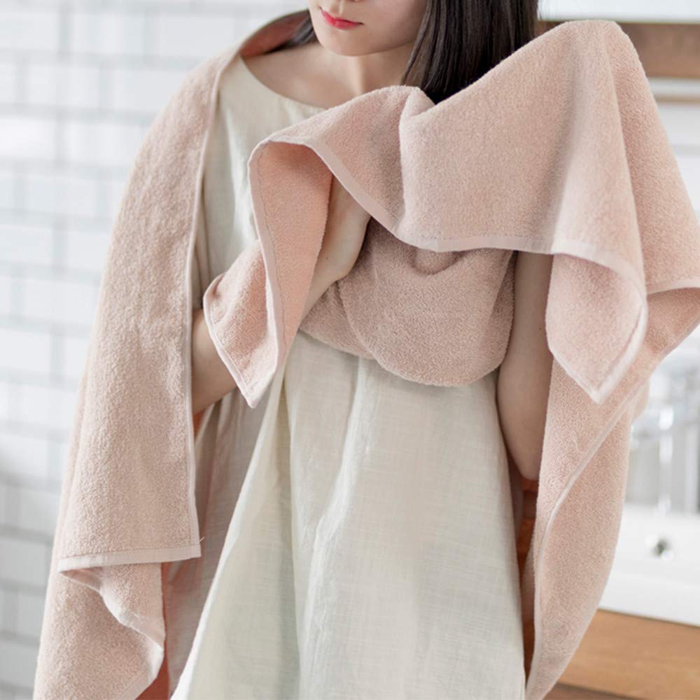 Serviette de bain rose en coton doux pour le rituel de douche du couple