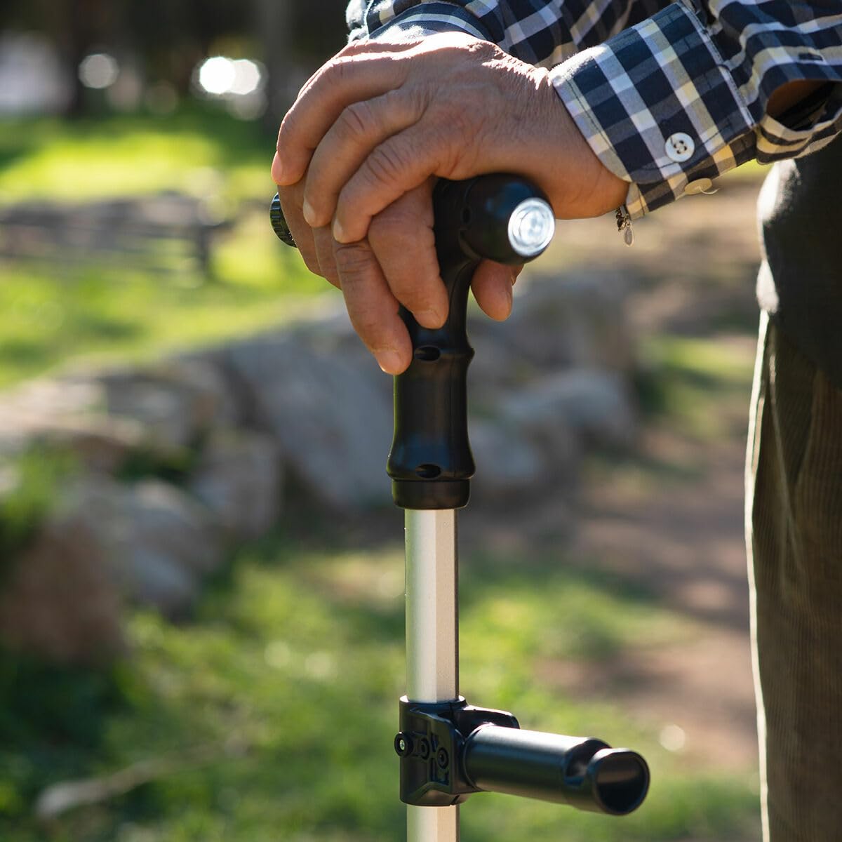 InnovaGoods® Bâton de marche extensible, bâton de marche extensible avec LED, alarme et main mécanique, bâton de marche avec 6 niveaux de hauteur réglable et 4 points d'appui.