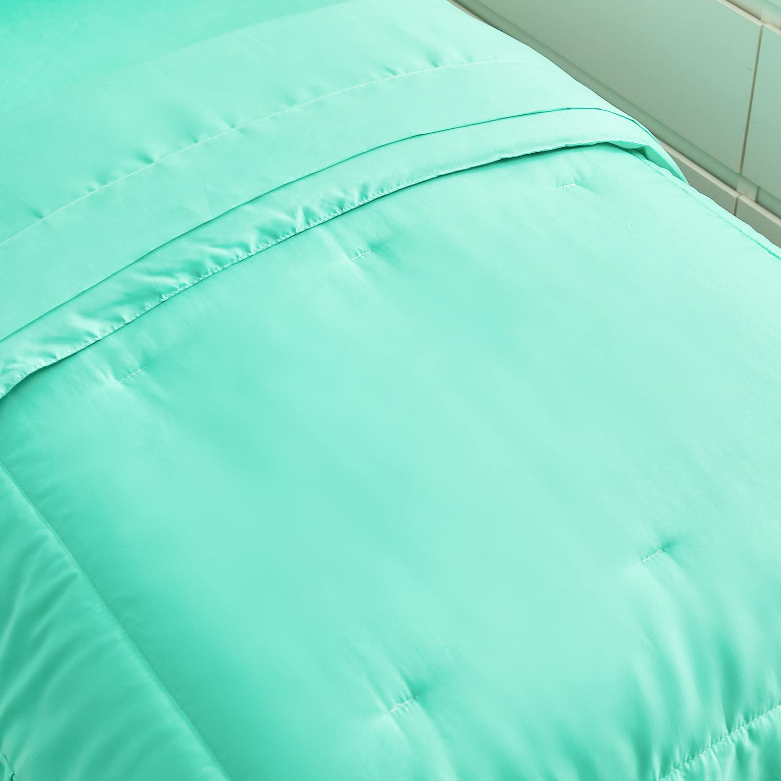 Juego de ropa de cama de 4 piezas para niños pequeños, color verde azulado, con flecos de volantes, color liso, 1 edredón para niños pequeños, 1 sábana bajera, 1 sábana encimera y 1 funda de almohada