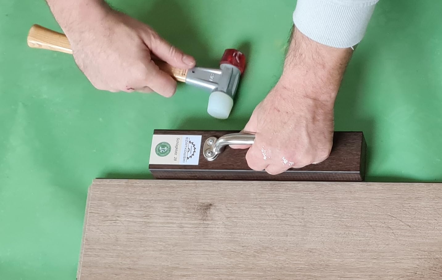 Produktbild von Klopfklotz Für Laminat-, Holz- & Spanplattenböden – Nylon, Mit 4 Schlitzen, Robust & Handfreundlich – Für Präzises Verlegen