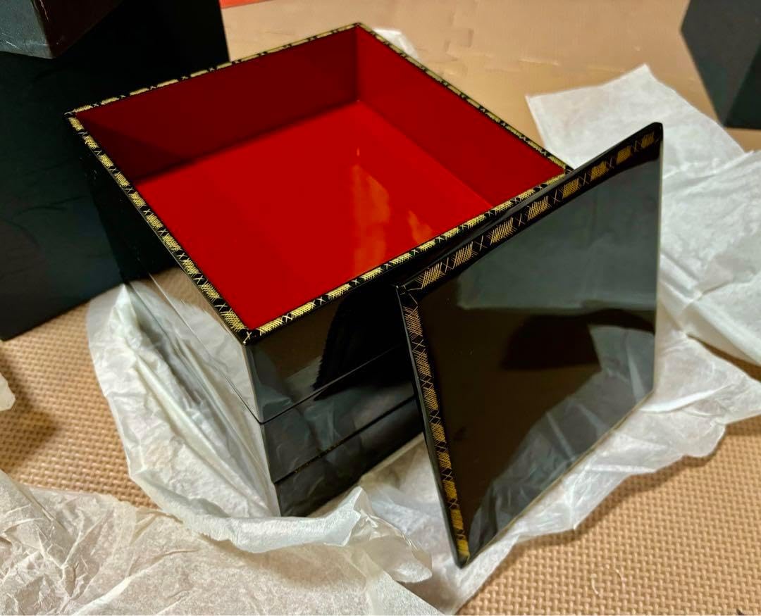 黒い漆の重箱（赤内装） 黒い漆の重箱(赤内装)