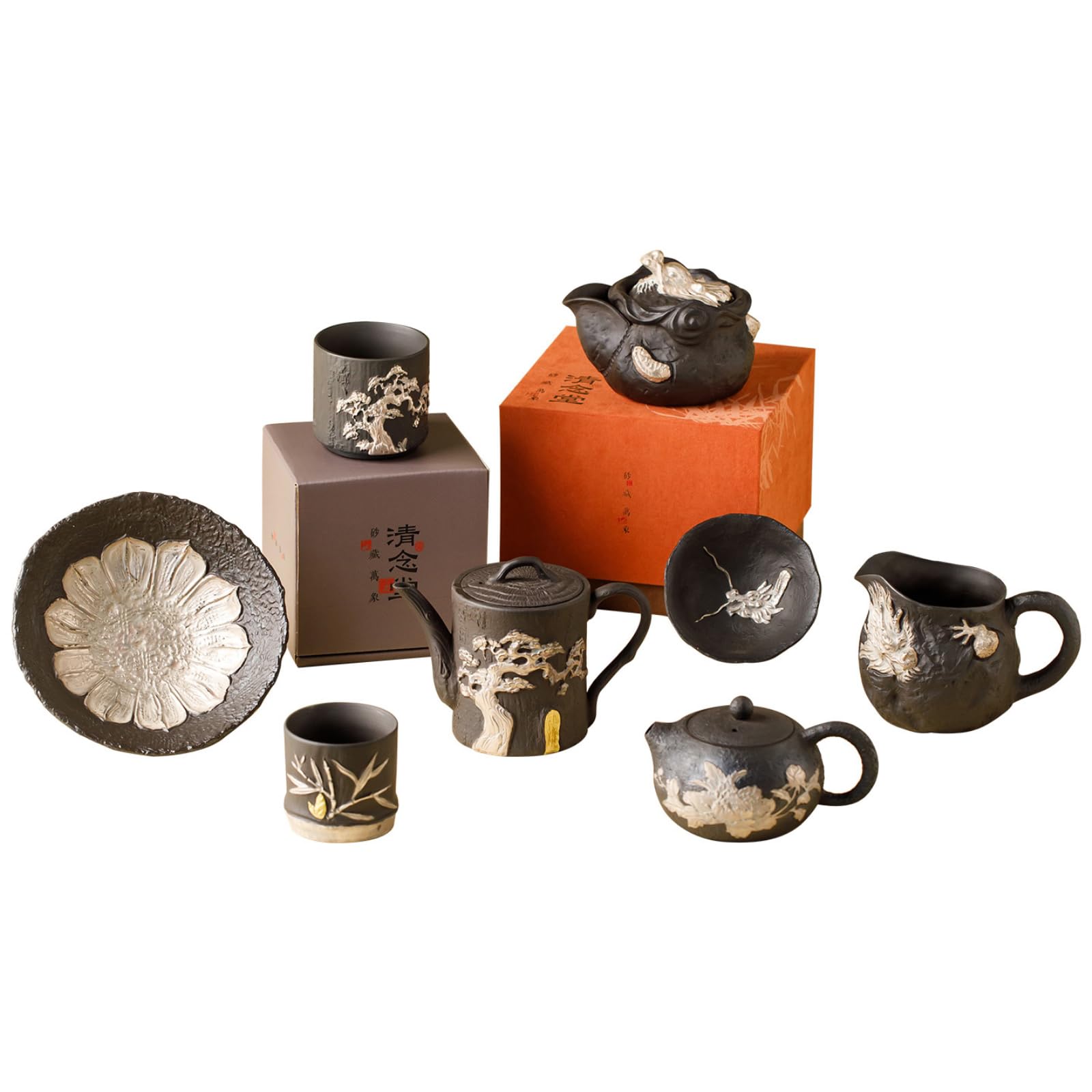 Teetasse mit schwarzem Schlamm und violettem Sand