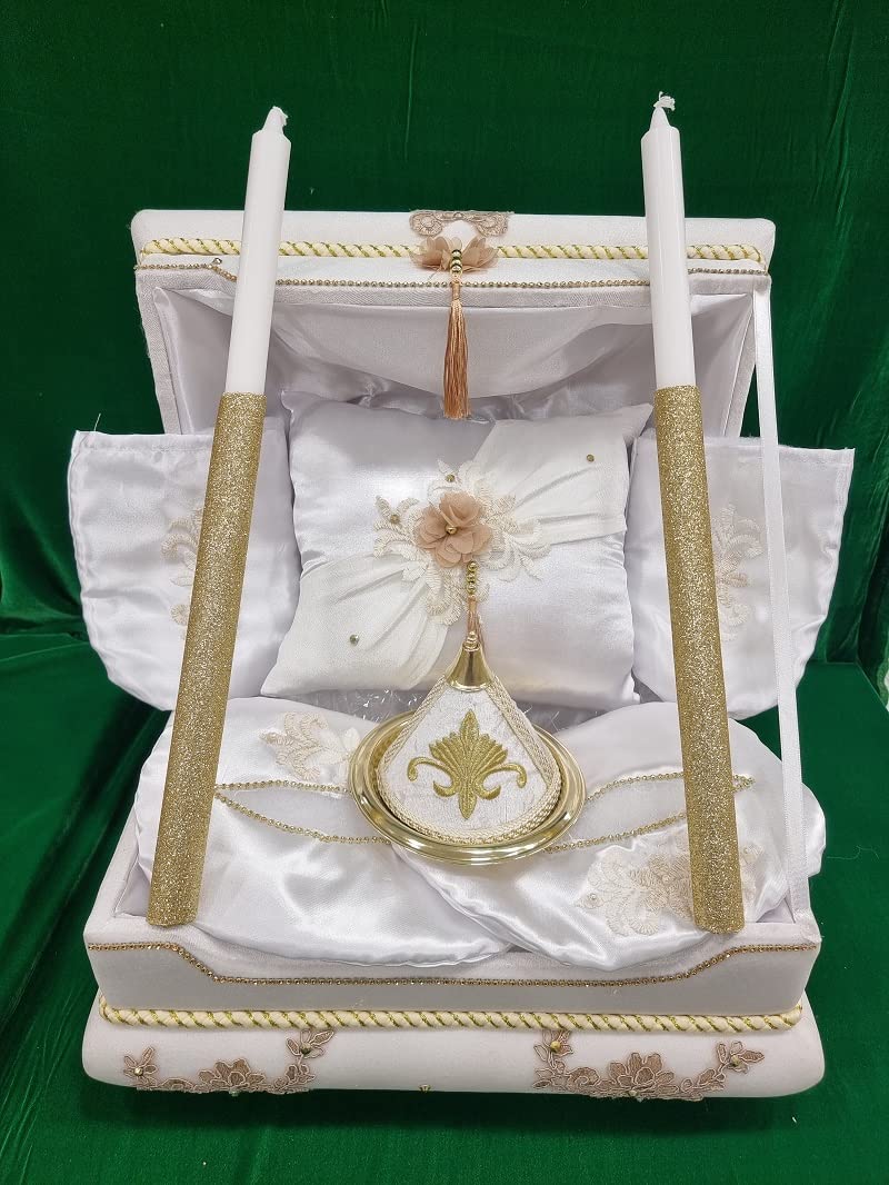 Dounia Mariage Coffret henné Luxe Motif Dore Coffret henné Luxe Motif Dore Le Coffret est composé : Un Coffret Un Coussin 1 Paire de Gants, 1 Paire de Chaussons, 1 Sachet henné, 2 Bougies 1 tajin