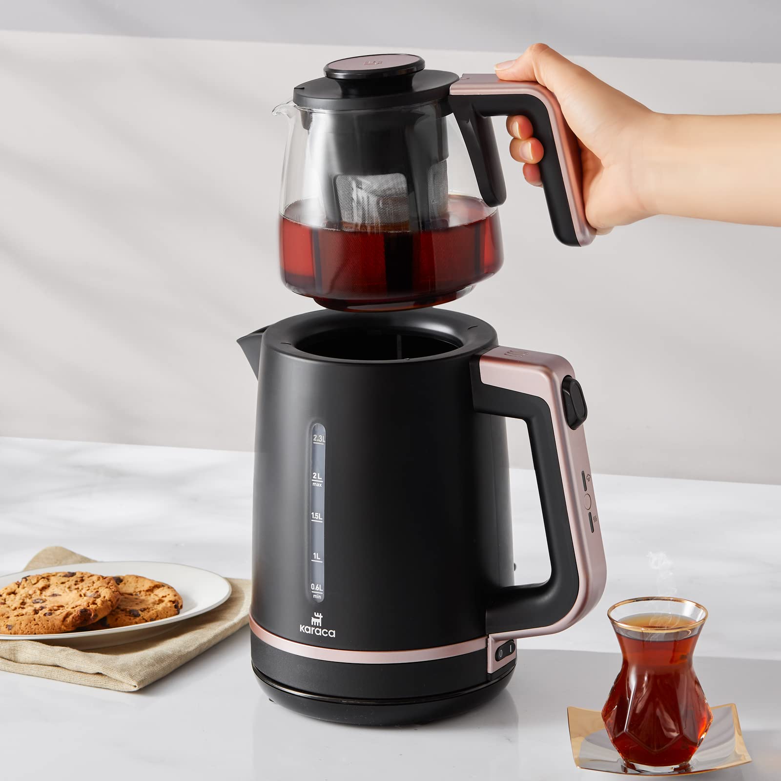 Karaca Maxi Tea XL 2-in-1 Teezubereiter mit Glasteekanne & Wasserkocher, Roseberry, 1,25L Teekanne, 2,3L Wassertank, 1700W, 360° drehbarer Sockel, Glas-Teesieb, Automatische Warmhaltefunktion