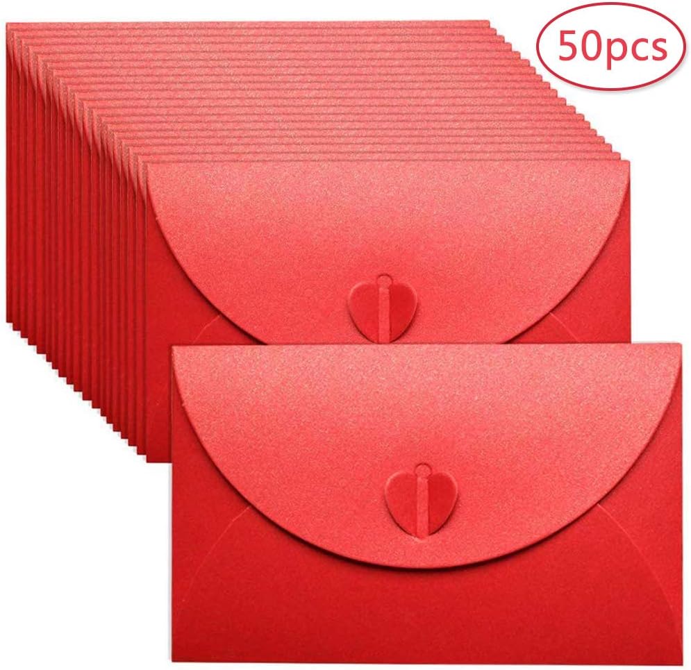 una grande quantità di biglietti d'auguri