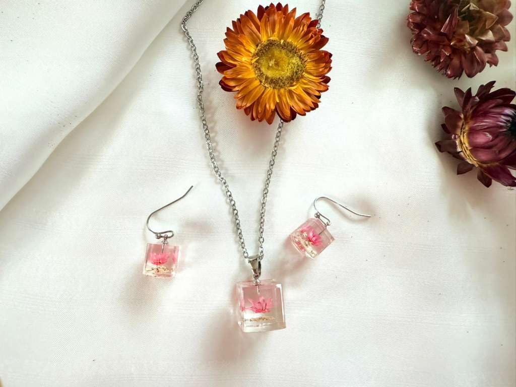 Resin pendant necklace Set with real dried flowers, cube-shaped