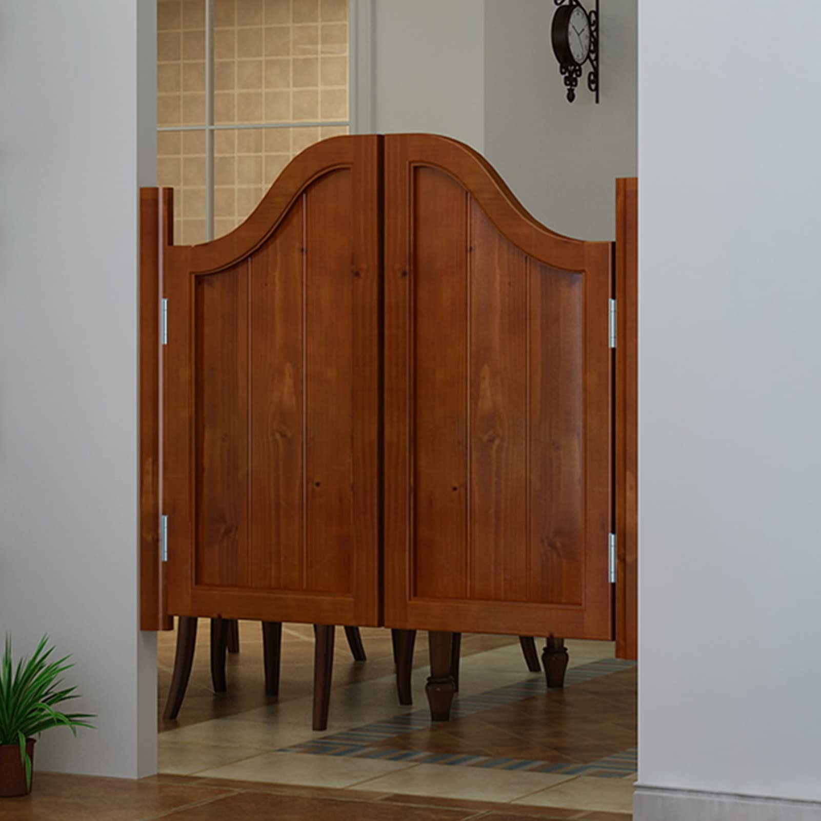 Porte demi-taille en bois marron pour délimiter l'entrée sans cloisonner