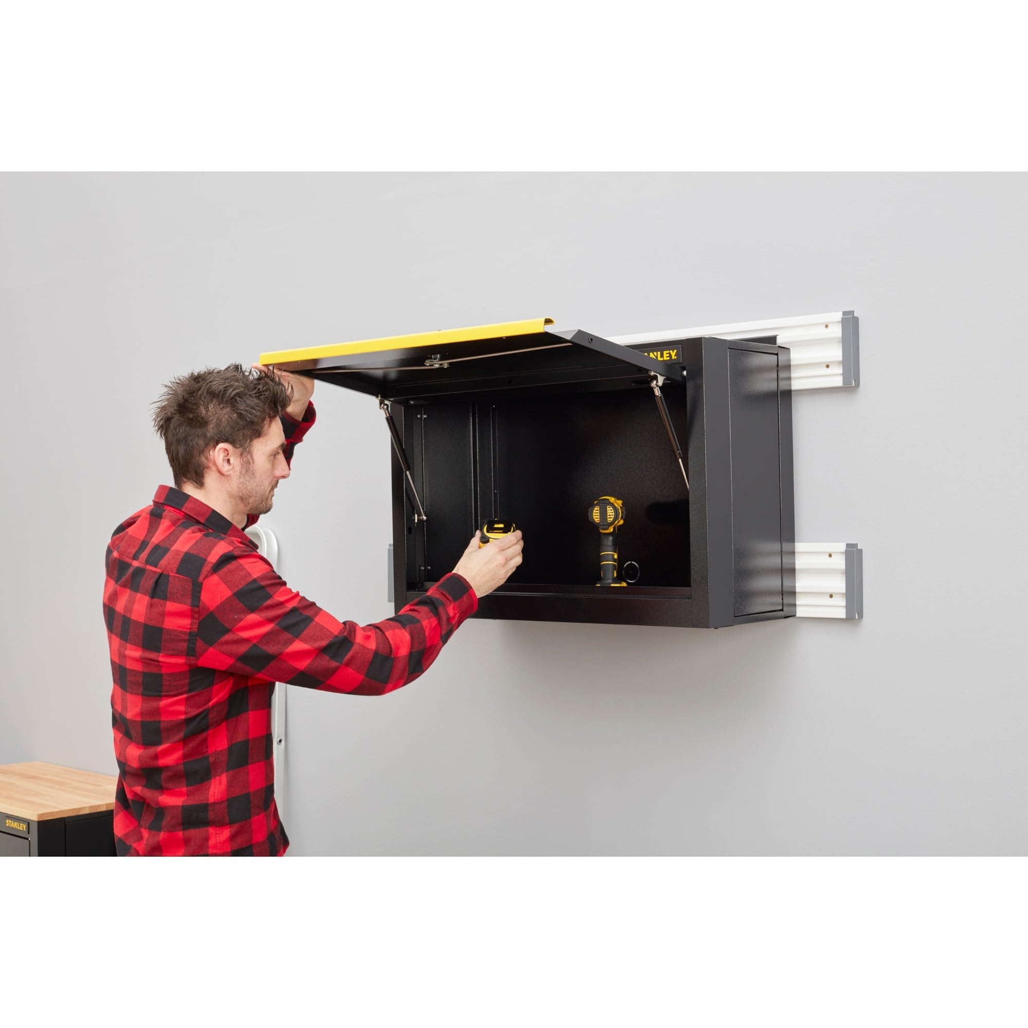 STANLEY Armario superior de 1 puerta, cuerpo metálico, sistema de cierre con llave, acero aleado, soporta 22.5kg, arietes de gas, montaje en diversas superficies, STST97599-1