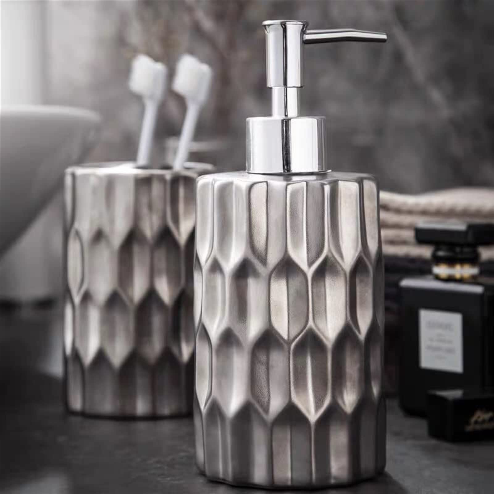 Set di biancheria da bagno in ceramica color argento, include portaspazzolino da denti, tazza e dispenser di sapone