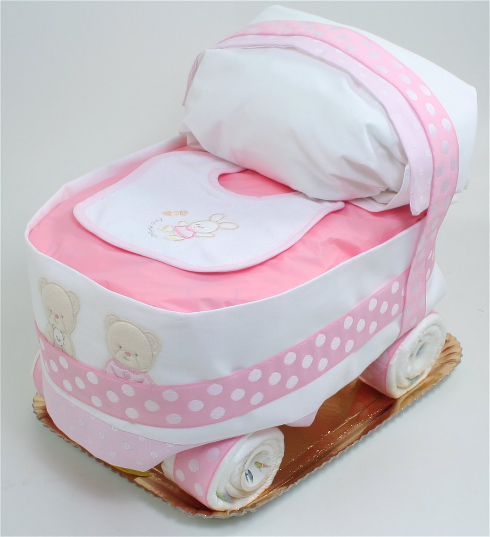 Torta di Pannolini Carrozzina Rosa con 48 pannolini 3/6 kg, parure lenzuolini da carrozzina, bavaglia e prodotti di cosmesi di qualità. Made in Italy