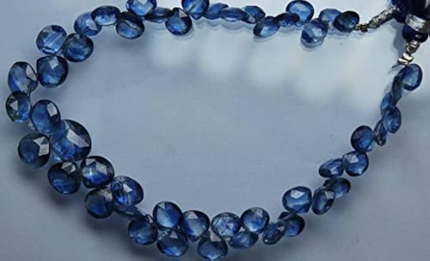 Kyanite bleue en cœurs taillés pour composer vos parures d'été élégantes