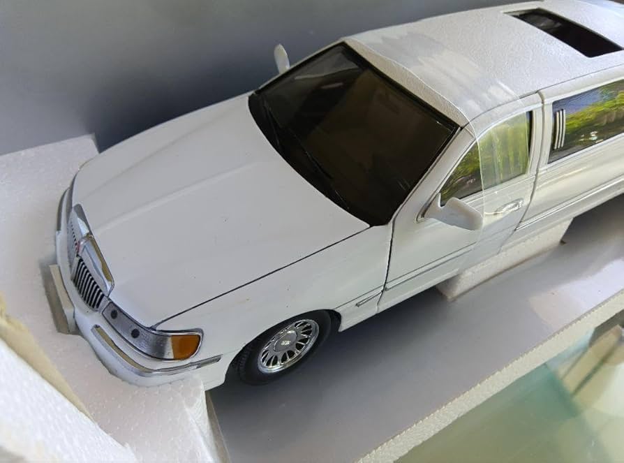 絶版品1/18 リンカーン　リムジン Amazon.co.jp: 1 18 リンカーン タウンカー リムジン : おもちゃ