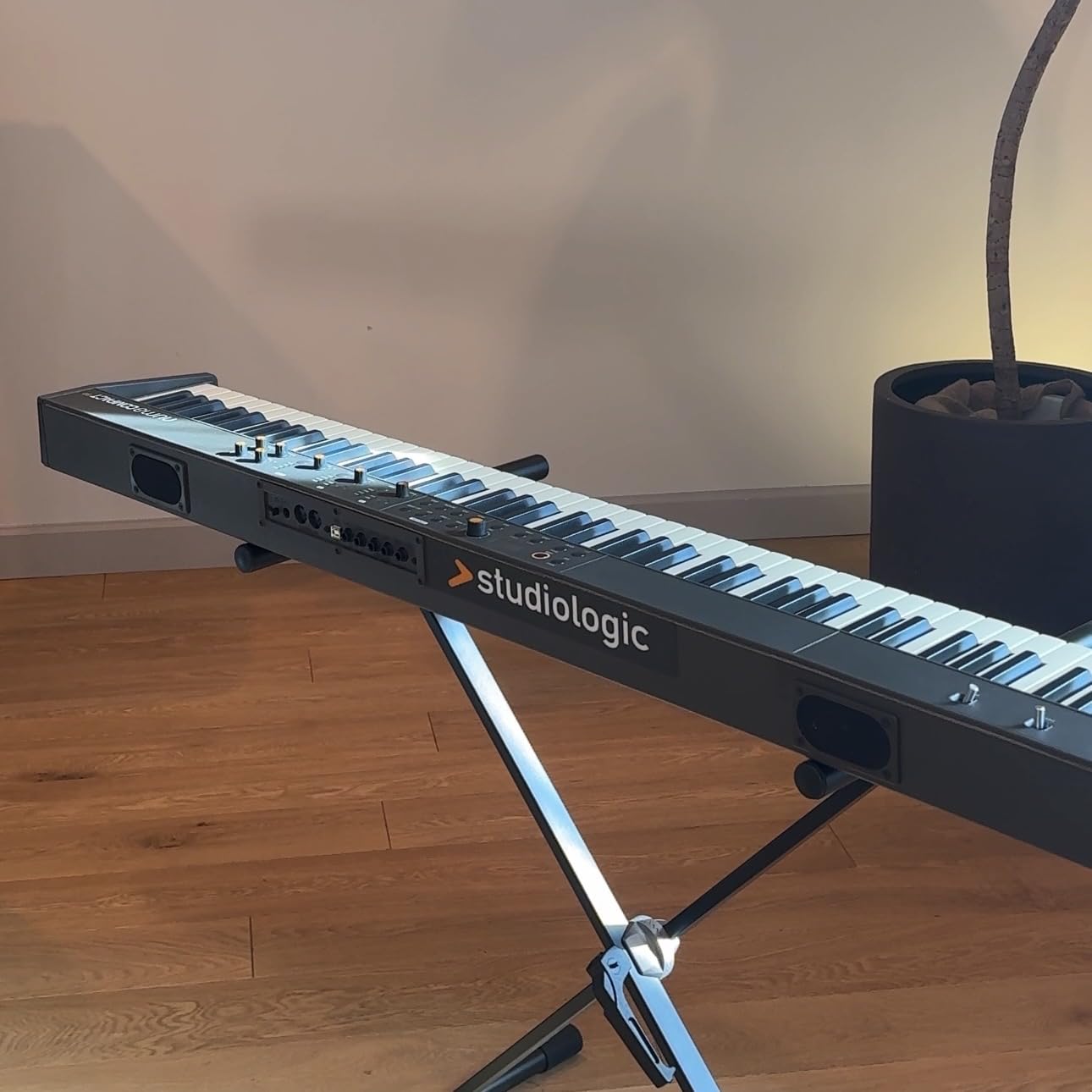 Amazon | Studiologic NUMA COMPACT SE 軽量 88鍵盤 スピーカー内蔵