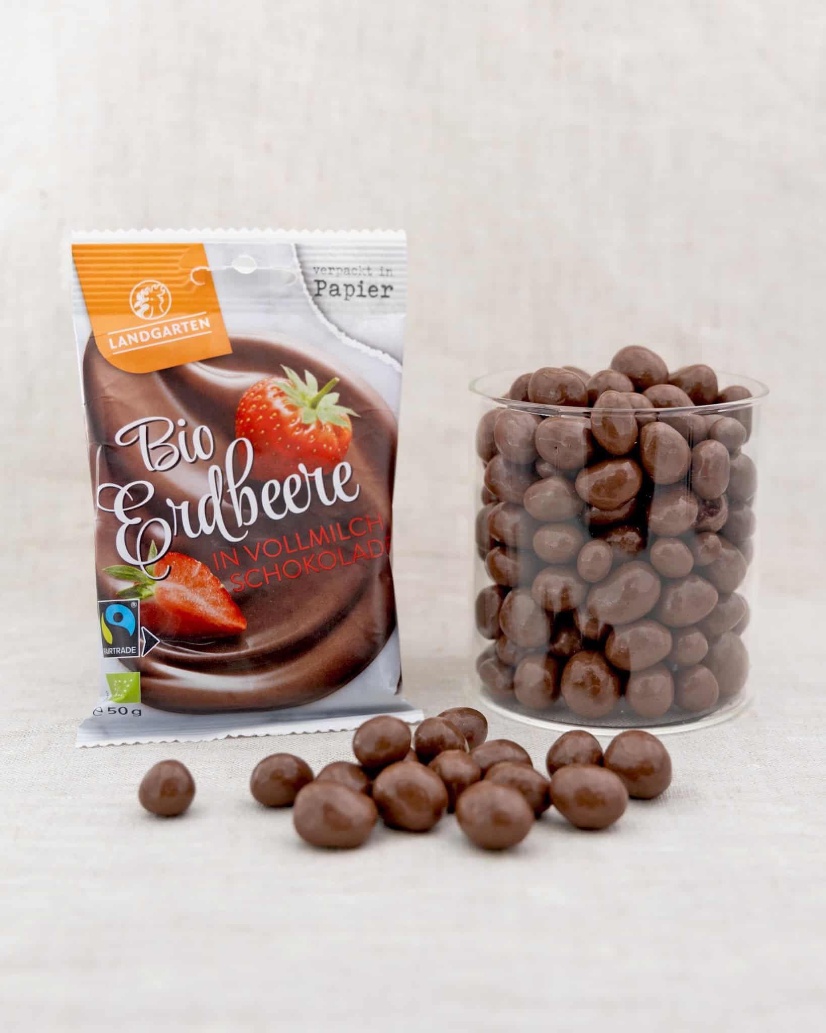 Landgarten Bio Erdbeere in Vollmilch-Schokolade – 10x 50g | 100% Bio & Fairtrade – gefriergetrocknete Erdbeeren in zartschmelzender Vollmilchschokolade – fruchtiger Premium-Snack für Genussmomente