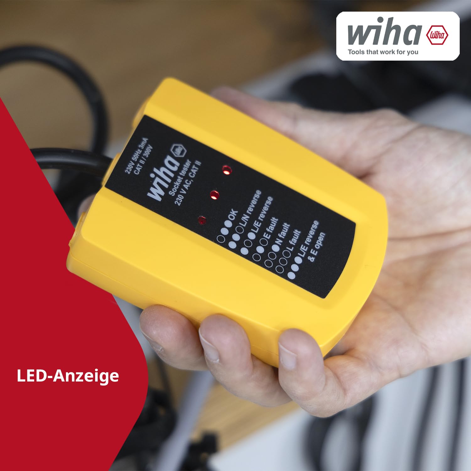 Wiha Steckdosentester 230 V AC, CAT II inkl. 2x AAA-Batterien I mit flexiblem Kabel I LED-Anzeige (45220)