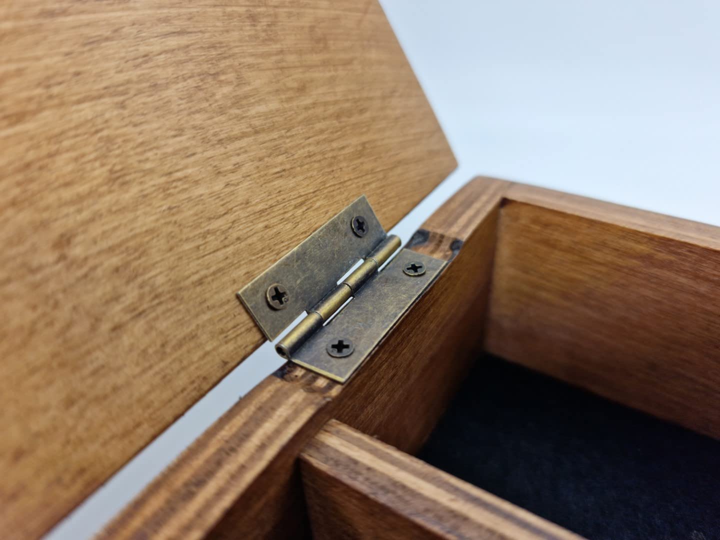 World of Dice - Würfeltruhe aus Holz Dice Sword - für bis zu 150 Pen & Paper Würfel, mit Würfelteller, ideal für Dungeons and Dragons (D&D) (XXL-Rechteckig)