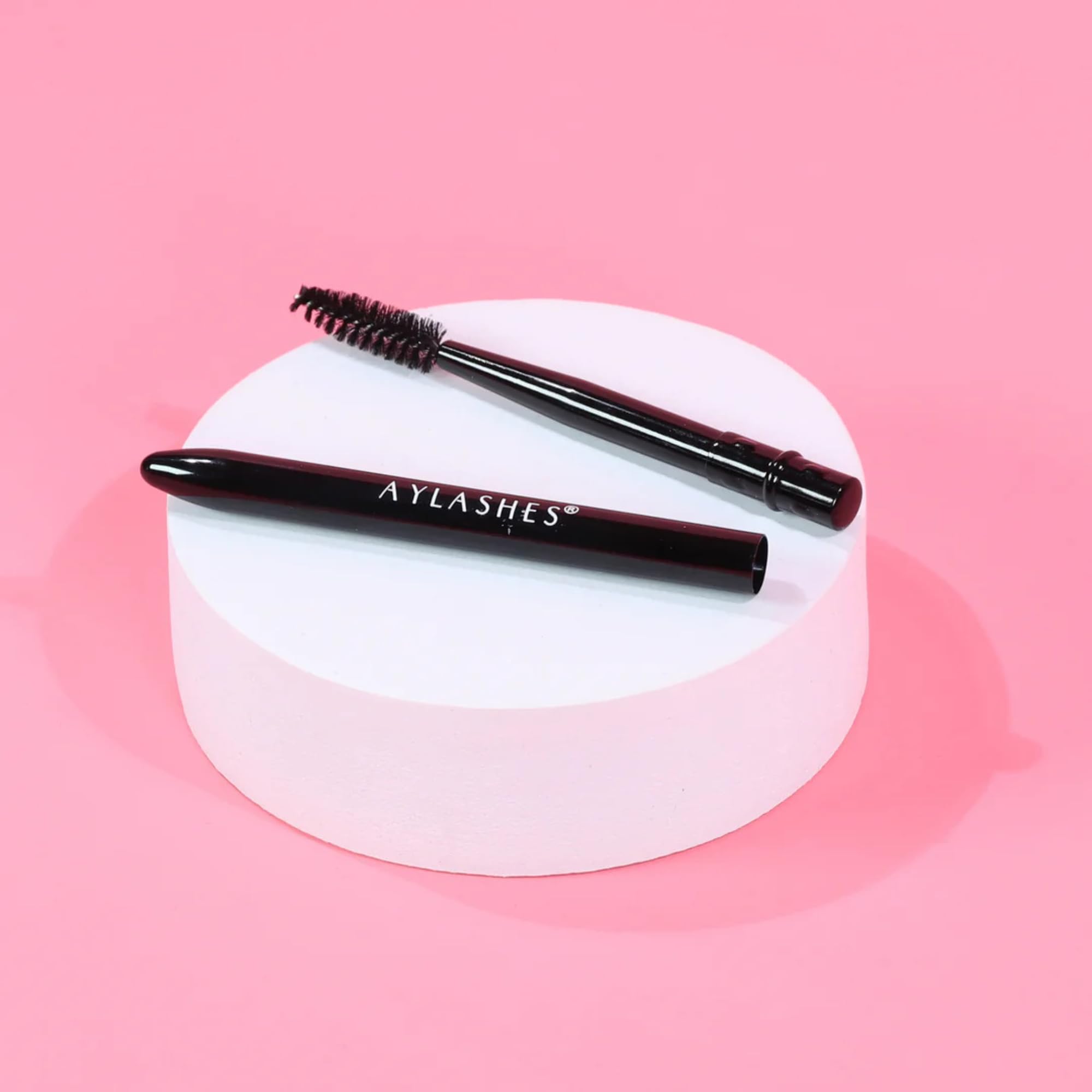 AYLASHES Fluffy Day Brush Wimpernbürste für Wimpernextensions & Augenbrauen, mit Schutzkappe - Hygienisch & Ideal für unterwegs