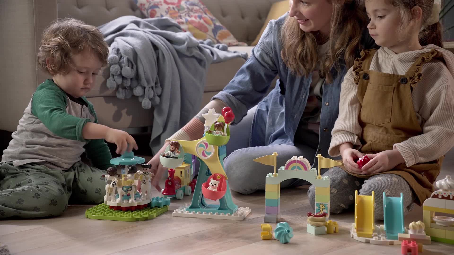 LEGO 10956 DUPLO Erlebnispark, Kinderspielzeug ab 2 Jahre mit Jahrmarkt und Zug für Mädchen und Jungen, Steine zum Bauen… – Bild 8