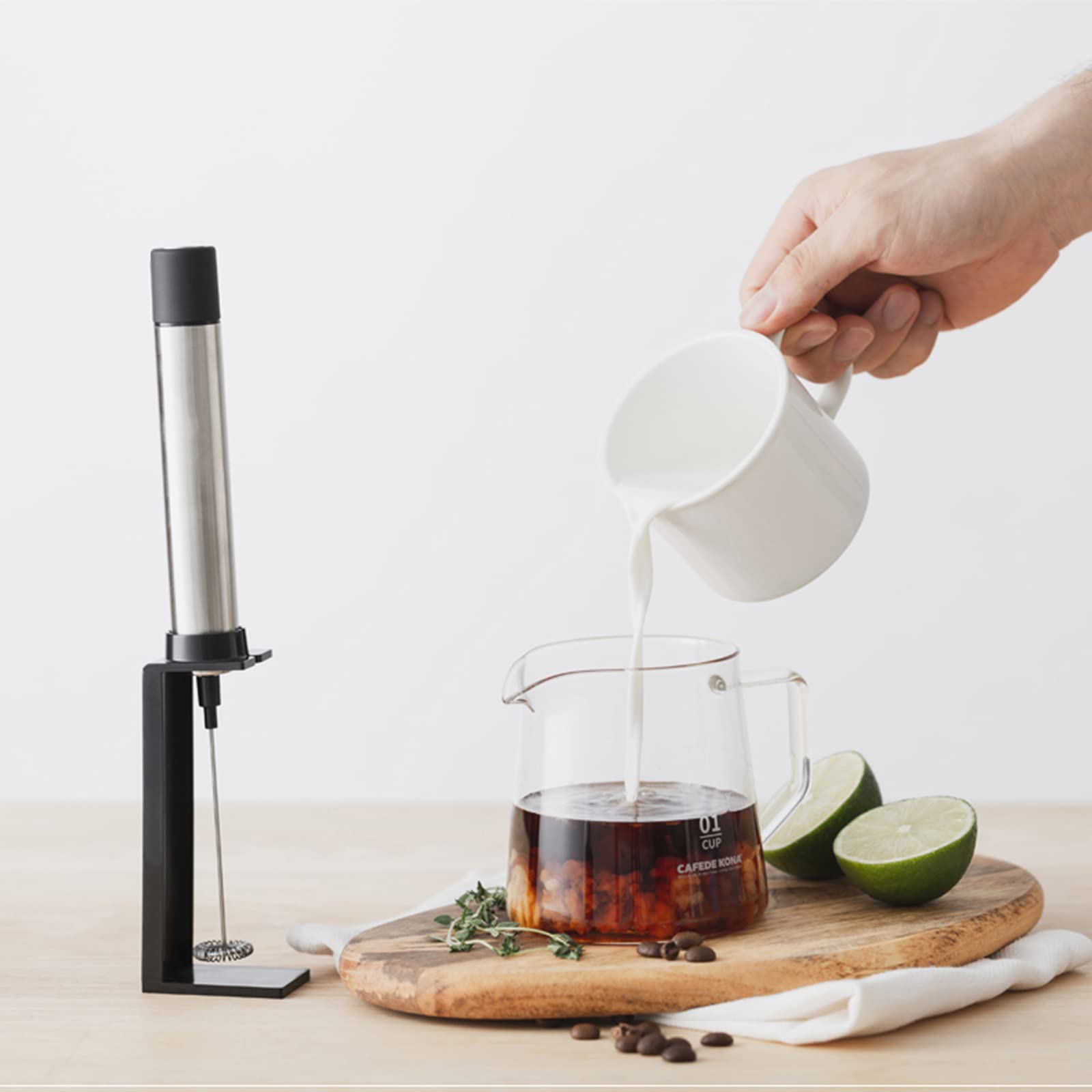 Ręczny spieniacz do mleka do latte ze wsparciem, elektryczny mikser do napojów z ubijaczami do kuloodpornej kawy, mini blender i spieniacz do cappuccino, Frappe, Matcha