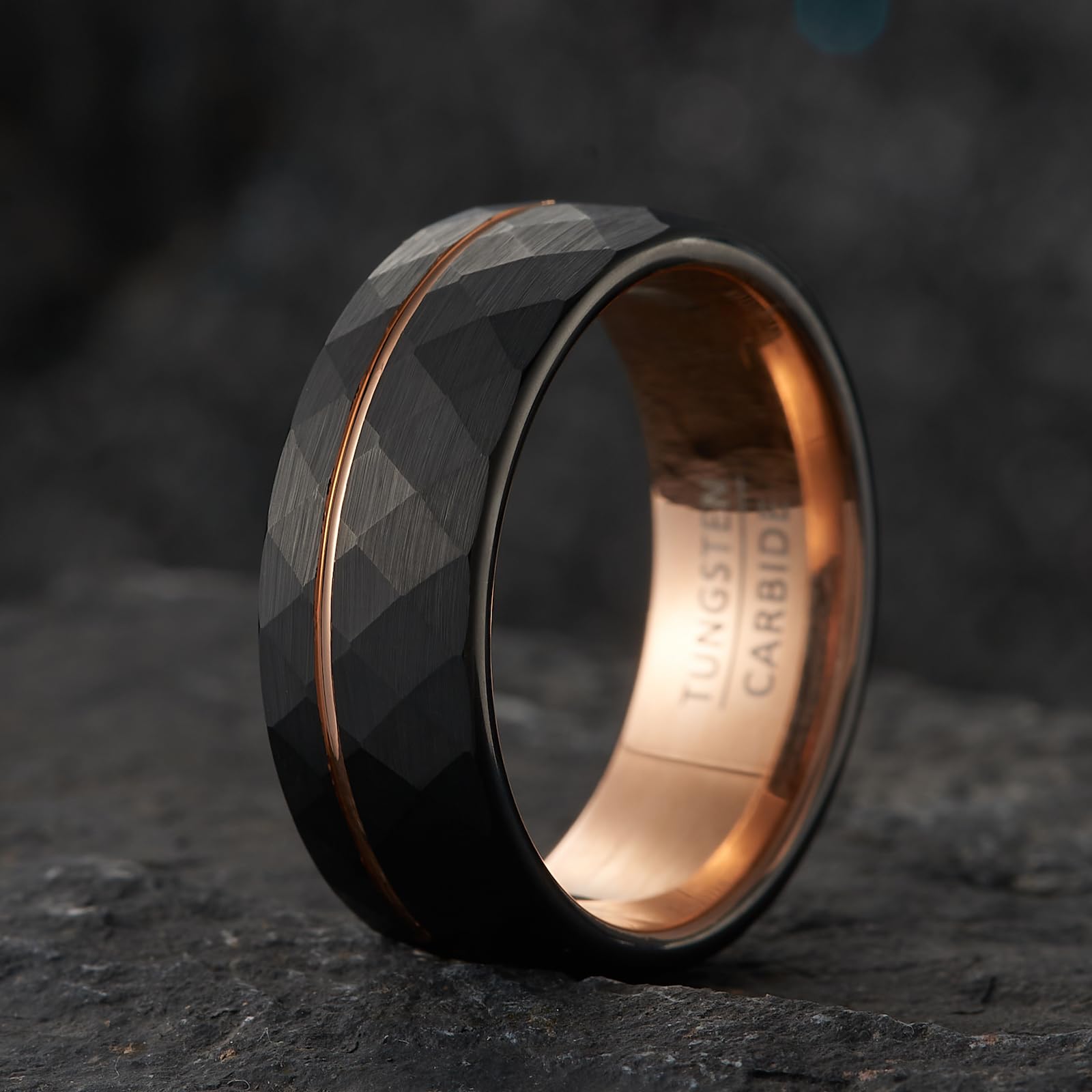 Fascia Uomo Geometrica Sfaccettata – Anello Nuziale in Tungsteno Nero Larghezza 8mm con Accento Oro Rosa (Misura USA)