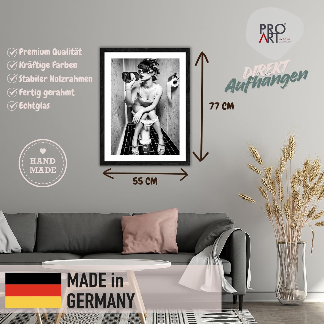 Pro-Art Gerahmtes Bild 50x70 cm – Frau auf Toilette – Lustiges Schwarz-Weiß WC-Wandbild mit Echtglas – Hochwertiger Druck – Handgefertigt in Deutschland