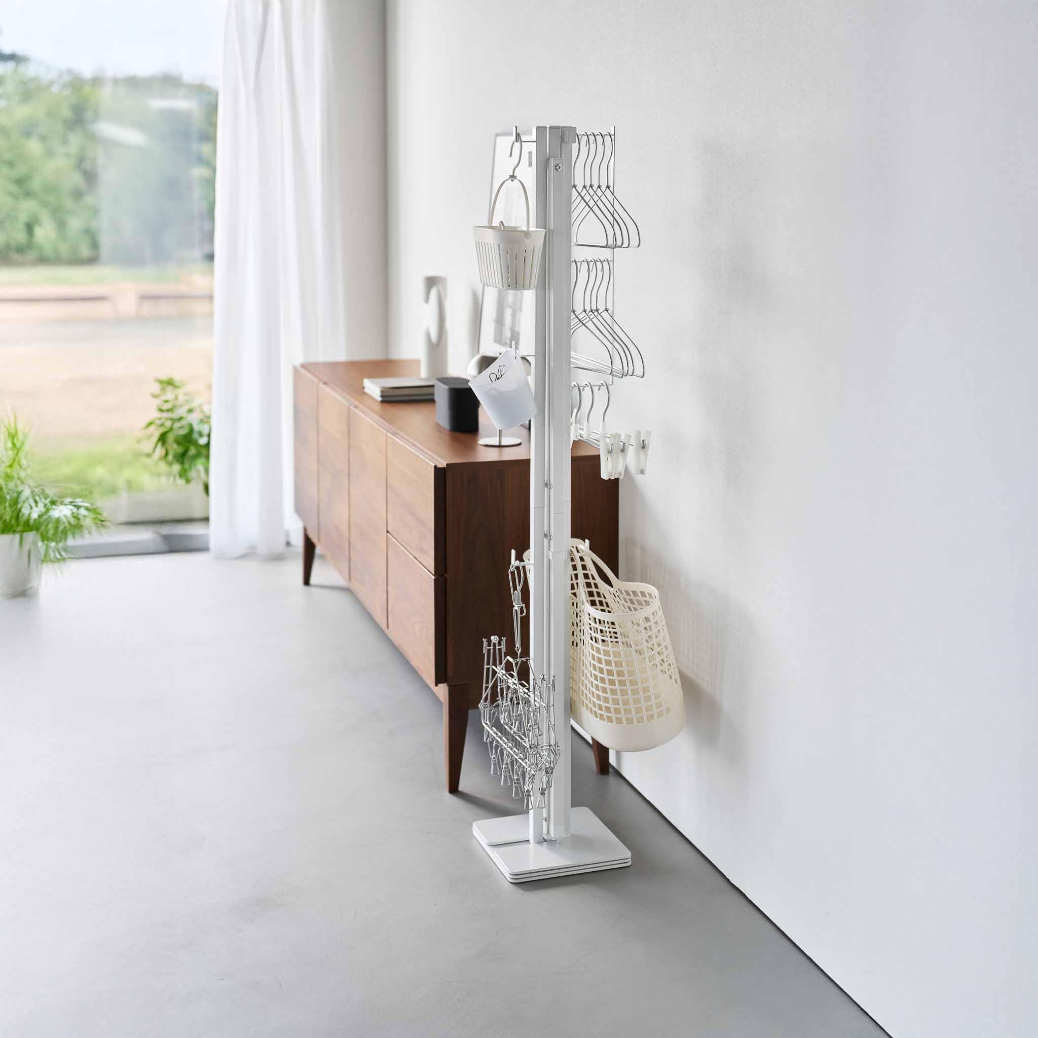 YAMAZAKI Tower Klappbarer Zweistangen-Wäscheständer, schwarz | Stahl, Für den Innenbereich, Cleveres Eckdesign, Zusätzliche Haken, 25 x 278,6 x 142 cm, Japanisches Design