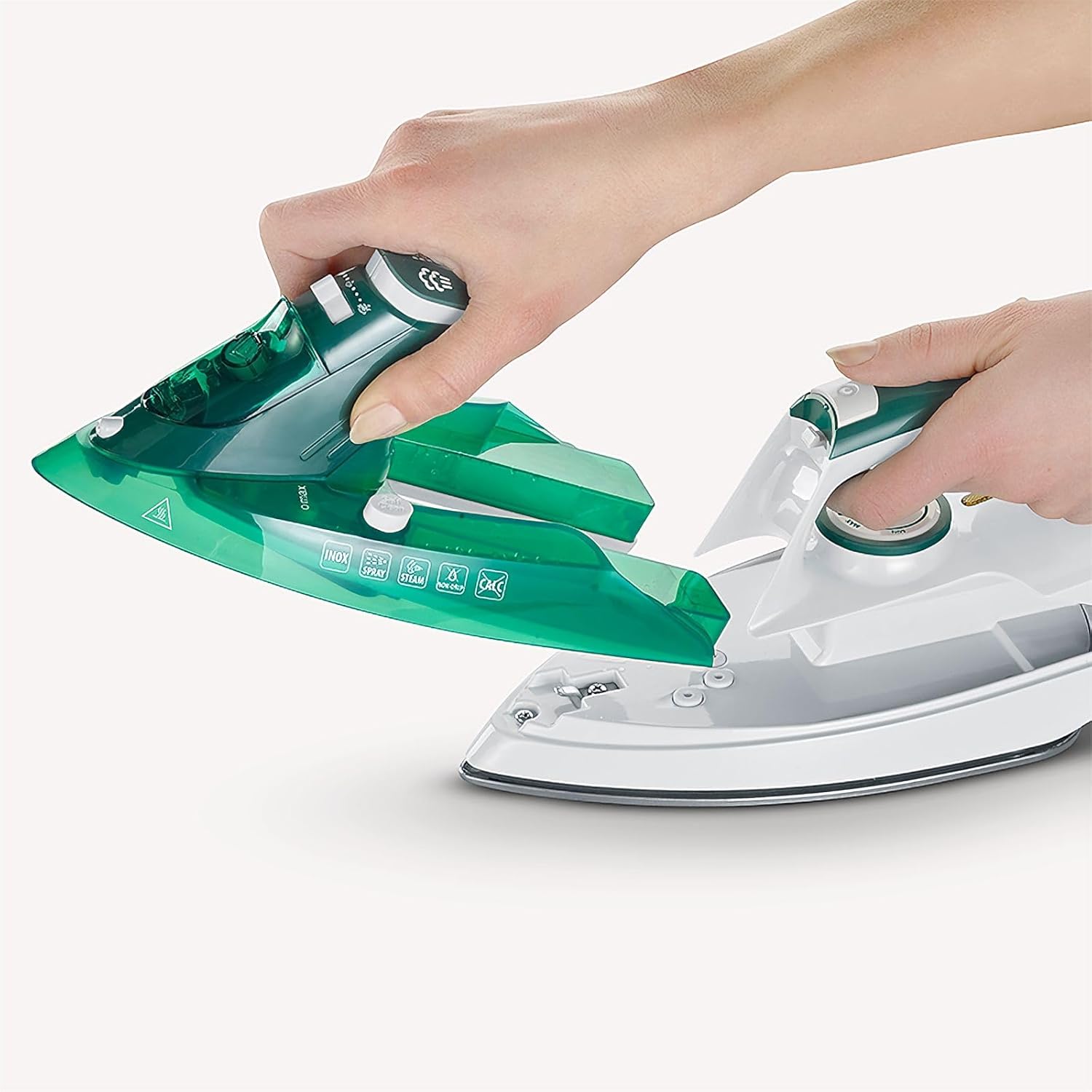 A hand removing the transparent water tank from the SEVERIN BA 3261 steam iron.