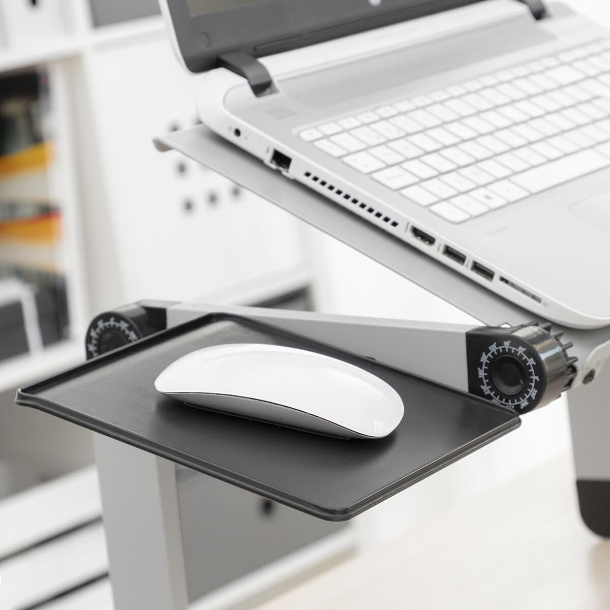 InnovaGoods - Table d'Ordinateur Portable Réglable, Plateau pour Lit, Support Pliable en Aluminium, Ventilation, Hauteur/Inclinaison Ajustables, Argent, Médiano