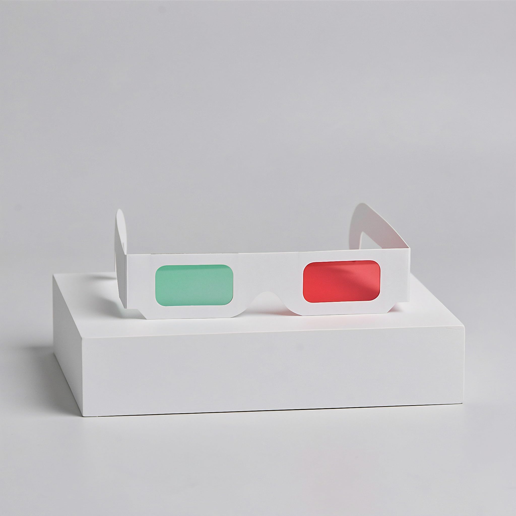 Kisangel 50 occhiali 3D di carta per film - Occhiali di cartone verdi e rossi con montatura bianca - stereoscopici con lenti per esperimenti scientifici