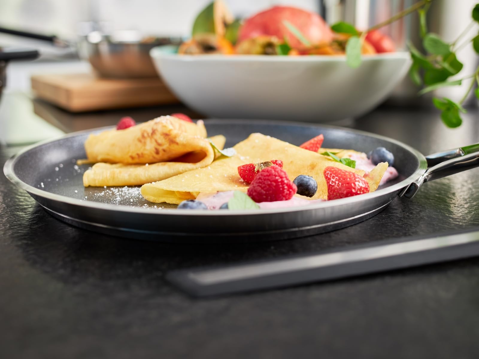 RÖSLE SILENCE PRO Crêpes Pfanne, Hochwertige Bratpfanne mit kratzfester Premium-Antihaftversiegelung ProResist, Edelstahl 18/10, induktionsgeeignet, spülmaschinengeeignet, 28 cm