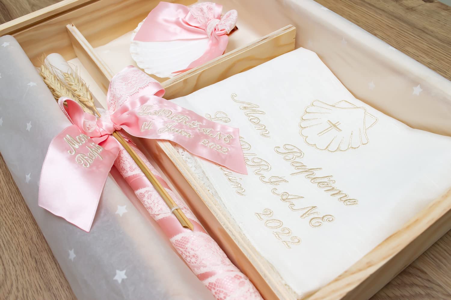 Kit de Luxe Baptême Personnalisé - Coffret Bois Cierge Mouchoir Coquille Brodés Modèle Paris Rose