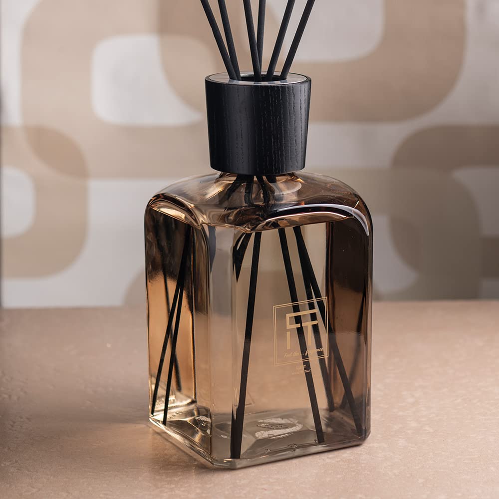 Difusor grande con varillas de cristal ámbar con fragancia floral de Gardenia y nenúfar Lust - 2500 ml.