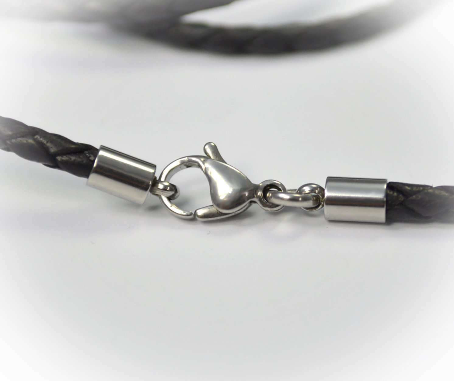 Personalisierte Halskette mit 3 Gravur-Anhängern aus Edelstahl – Individuelle Kette mit Wunschnamen & Datum – Lederband oder Edelstahlkette – Handgefertigt – Geschenk für Damen & Herren