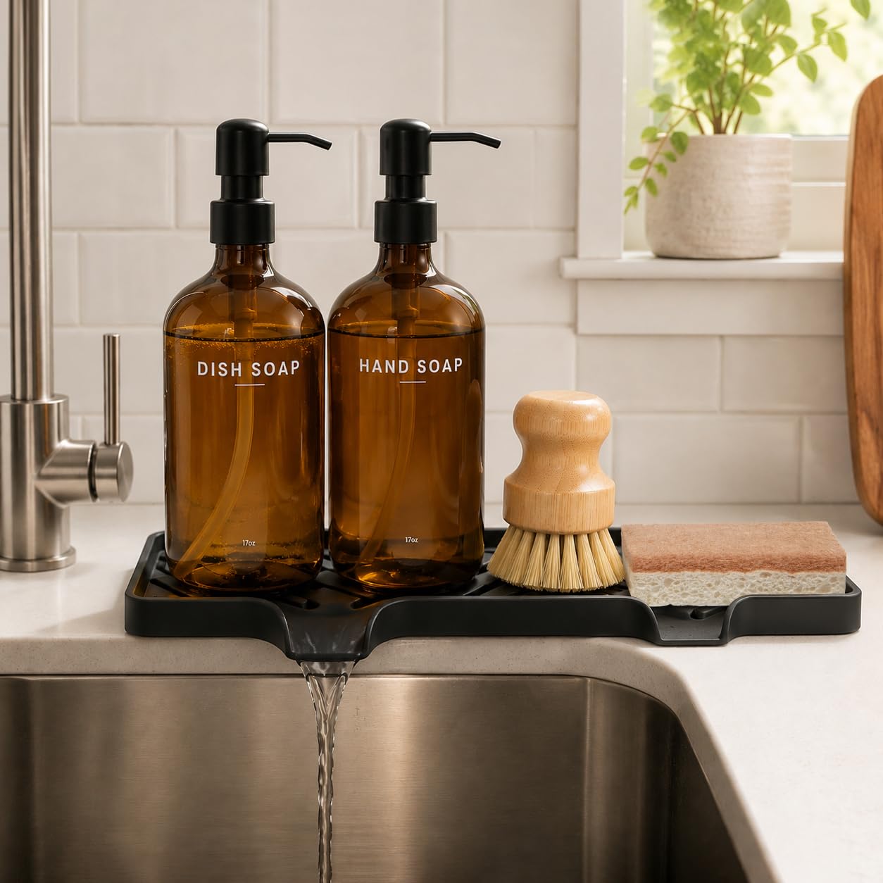 KLL Set di 2 dispenser di sapone in vetro con vassoio, 500 ml, ricaricabili, da bagno, con pompe in acciaio inox antiruggine, include spazzola in bambù, spugna in sisal e imbuto, ambra