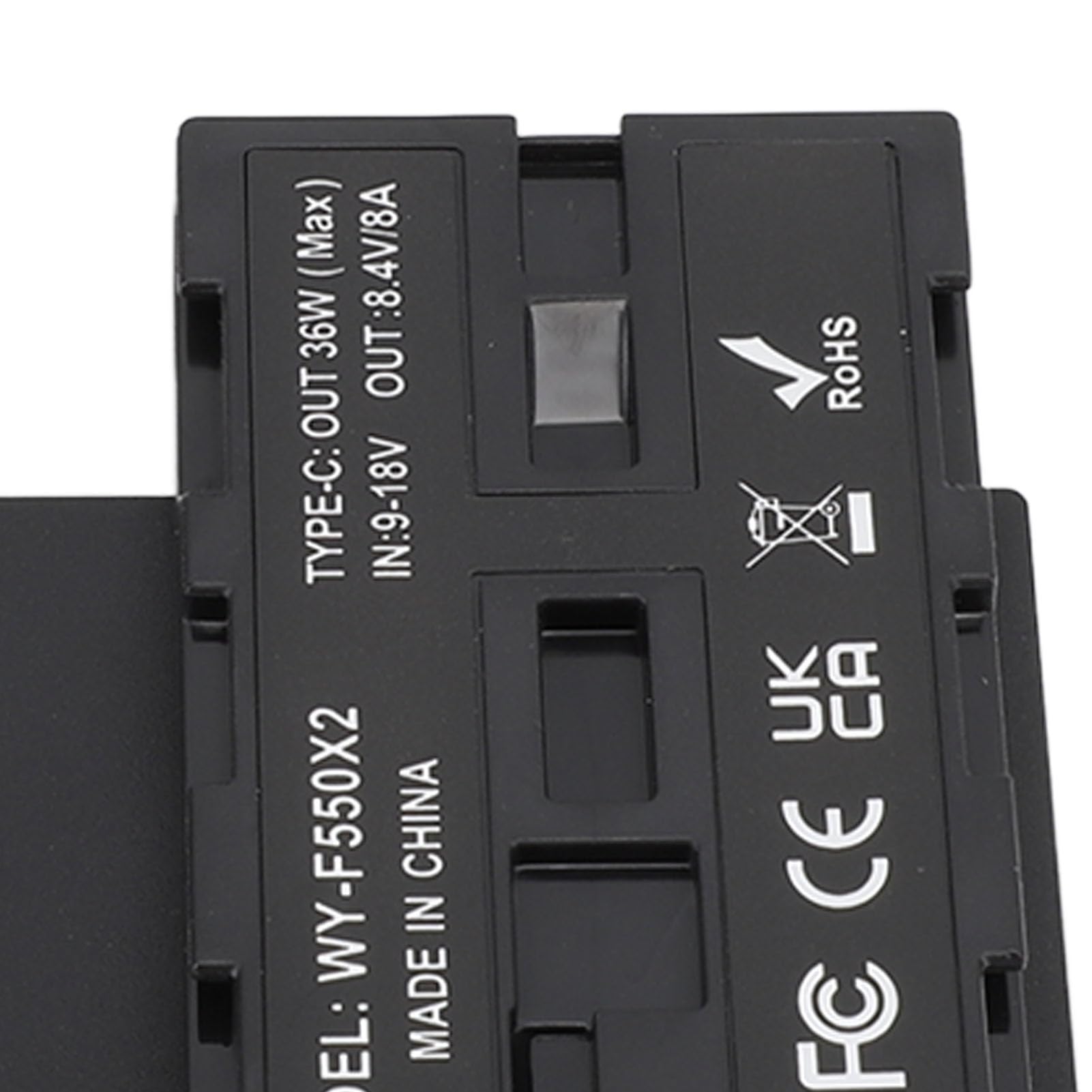 D Tap NP F550 - Adattatore di alimentazione efficiente per batteria fittizio monitor fotocamere tripla uscita adatto per la presa di vista interna ed esterna ABS metallo