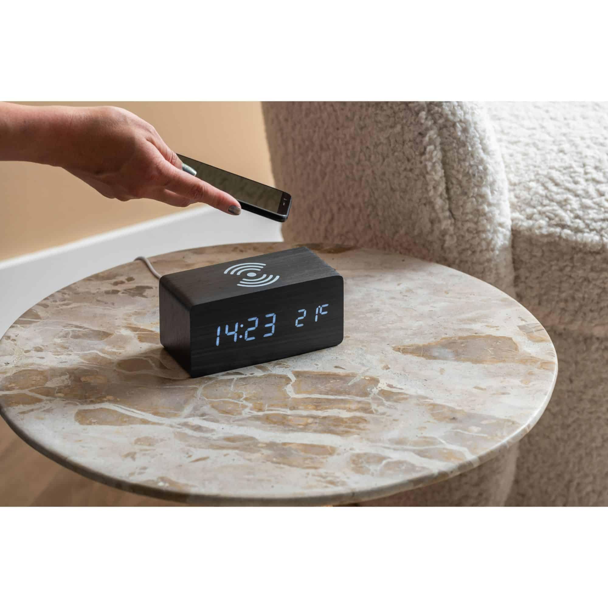 Karlsson Wecker Block w. Phone Charger LED - Schwarz - 7.4x15x7.1cm