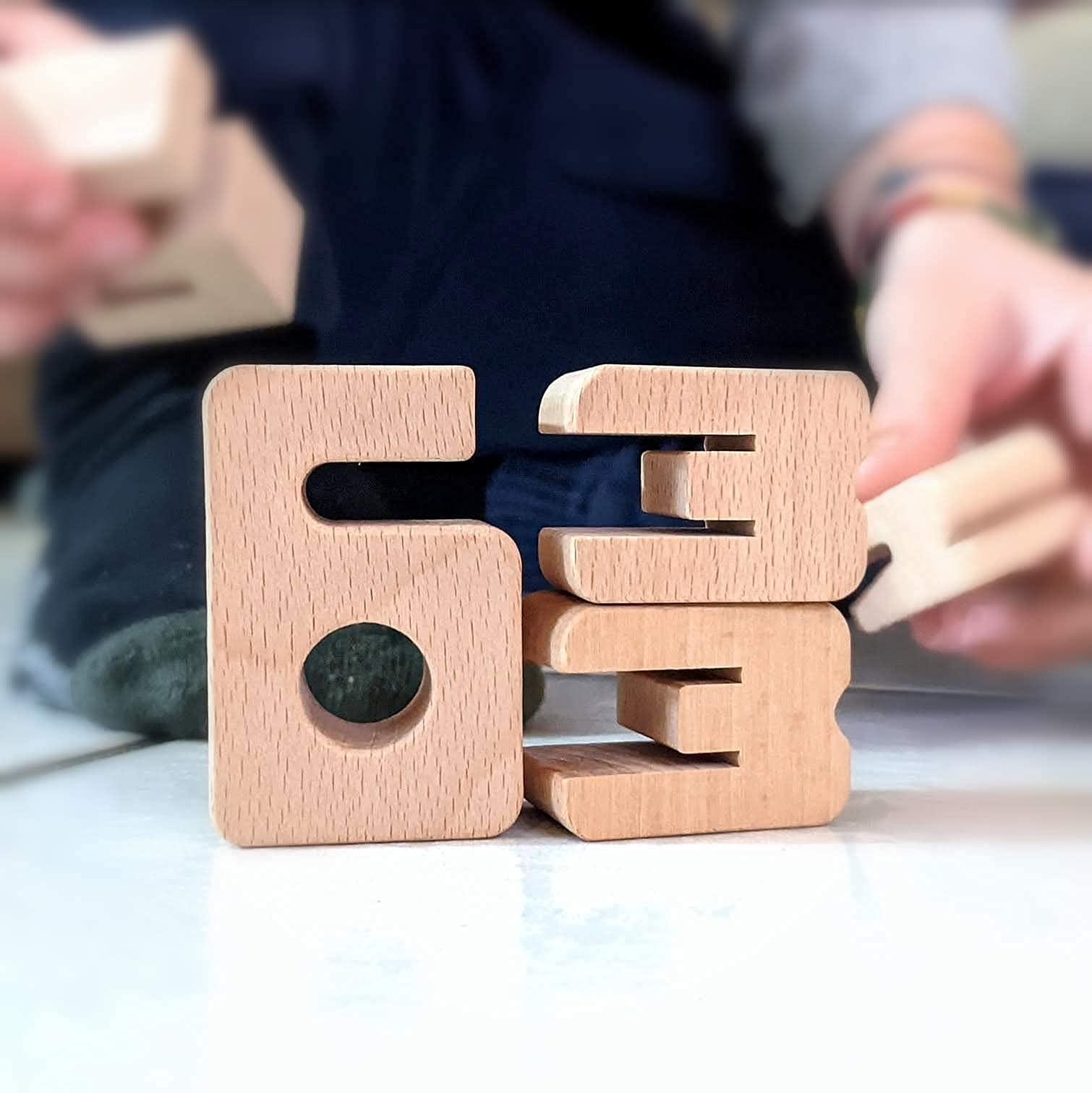 SumBlox Mini (Basic Set) - 80 Holz Bausteine aus massiver Buche - Premium Zahlenbausteine Montessori Spielzeug - Mit 80 Aktivitätskarten in Deutsch zur Förderung des spielerischen Lernens.
