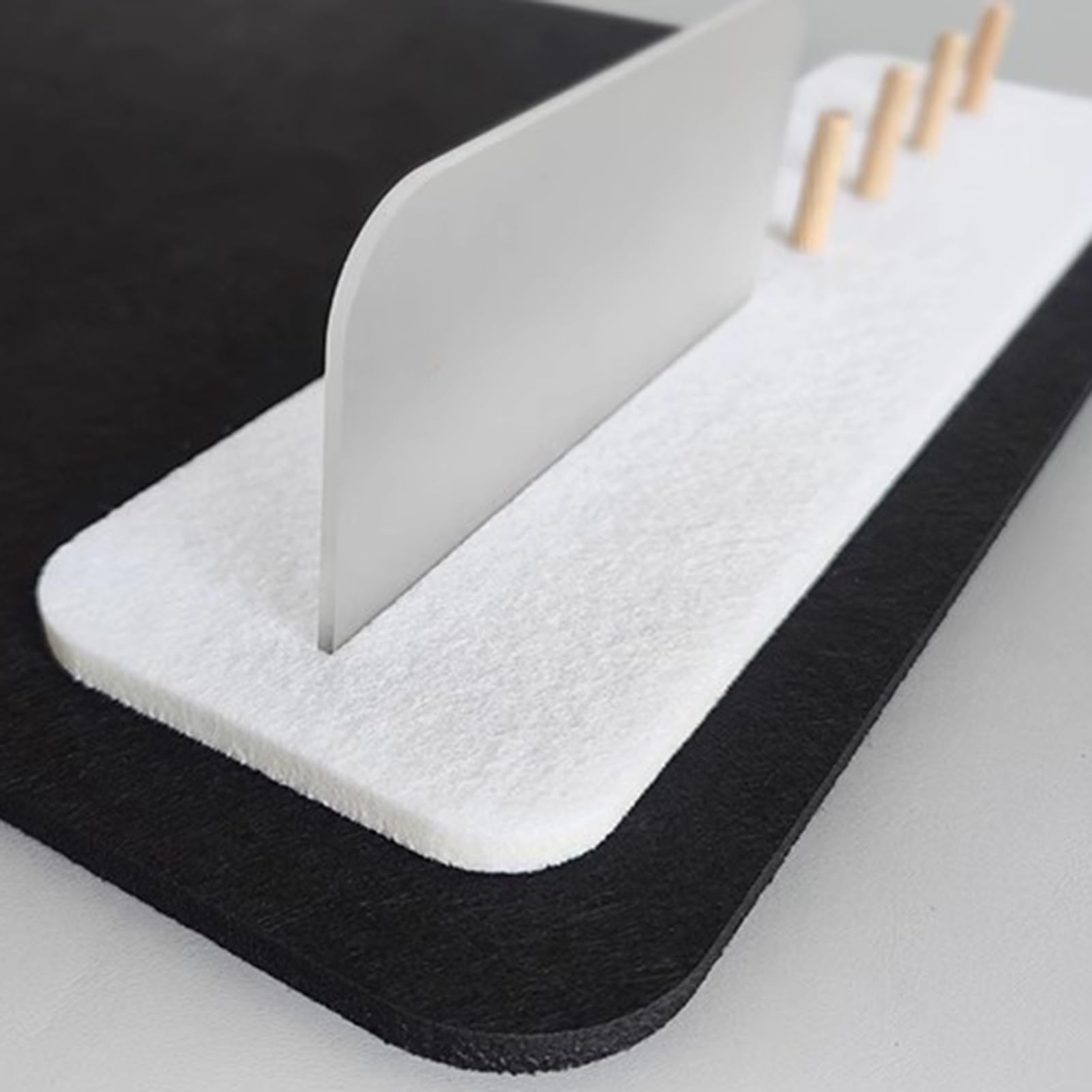 Dekoracyjna filcowa tablica ogłoszeń 39 cm x 60 cm z haczykami i półką akrylową, idealna do domu, biura, szkoły, ekspozycji ściennej (czarna) stylowy nizer do zdjęć i notatek