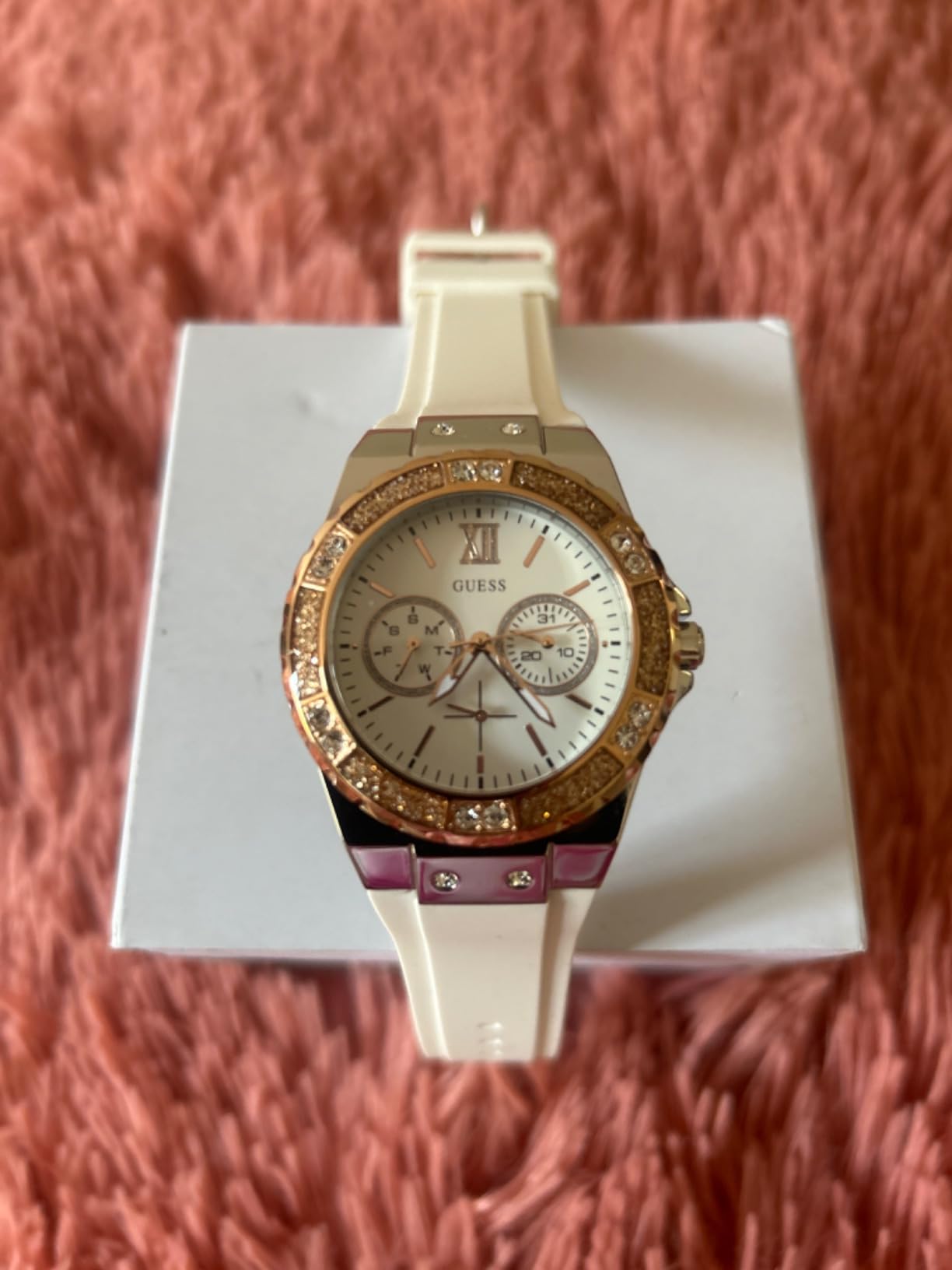 Relógio Guess no pulso foto cliente 3