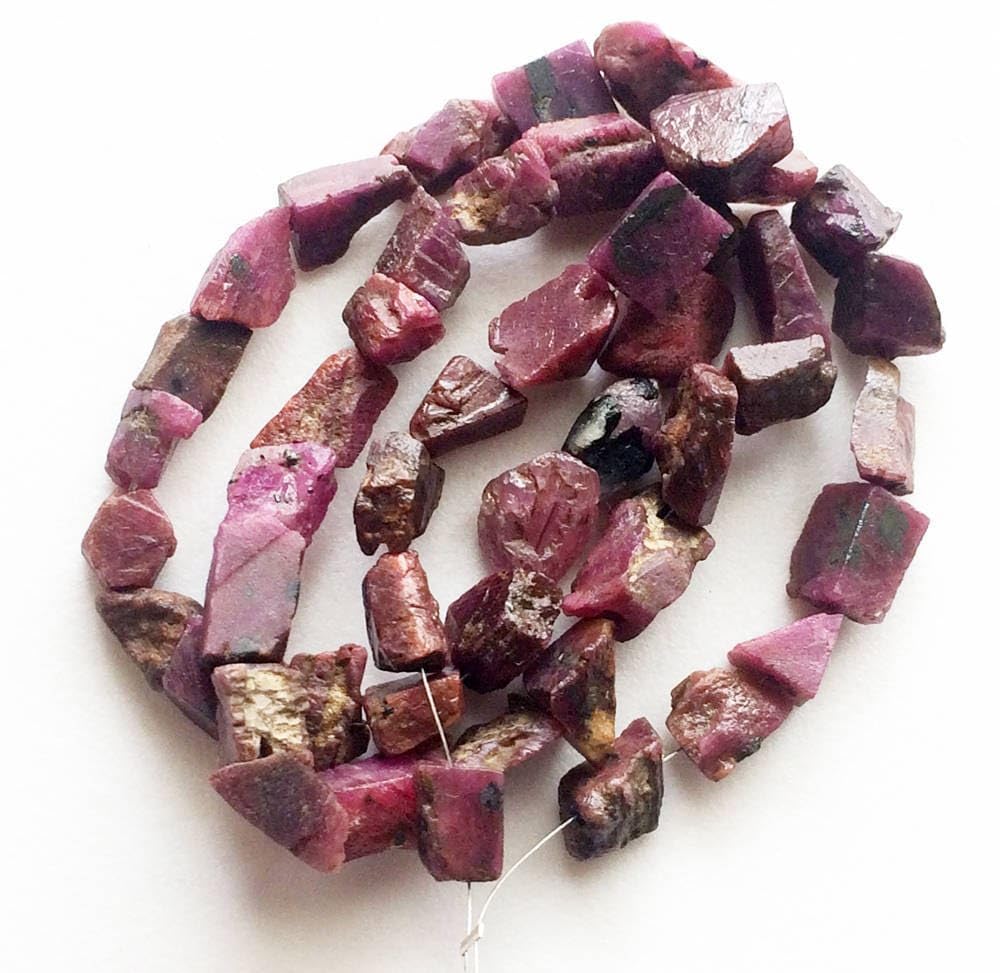 6-12 mm rubinowe szorstkie pasma, naturalne koraliki rubinowe, szorstkie indyjskie kamienie szlachetne rubinowe, surowy rubin, luźne koraliki rubinowe (opcje od 5 sztuk do 10 sztuk) - DS3695