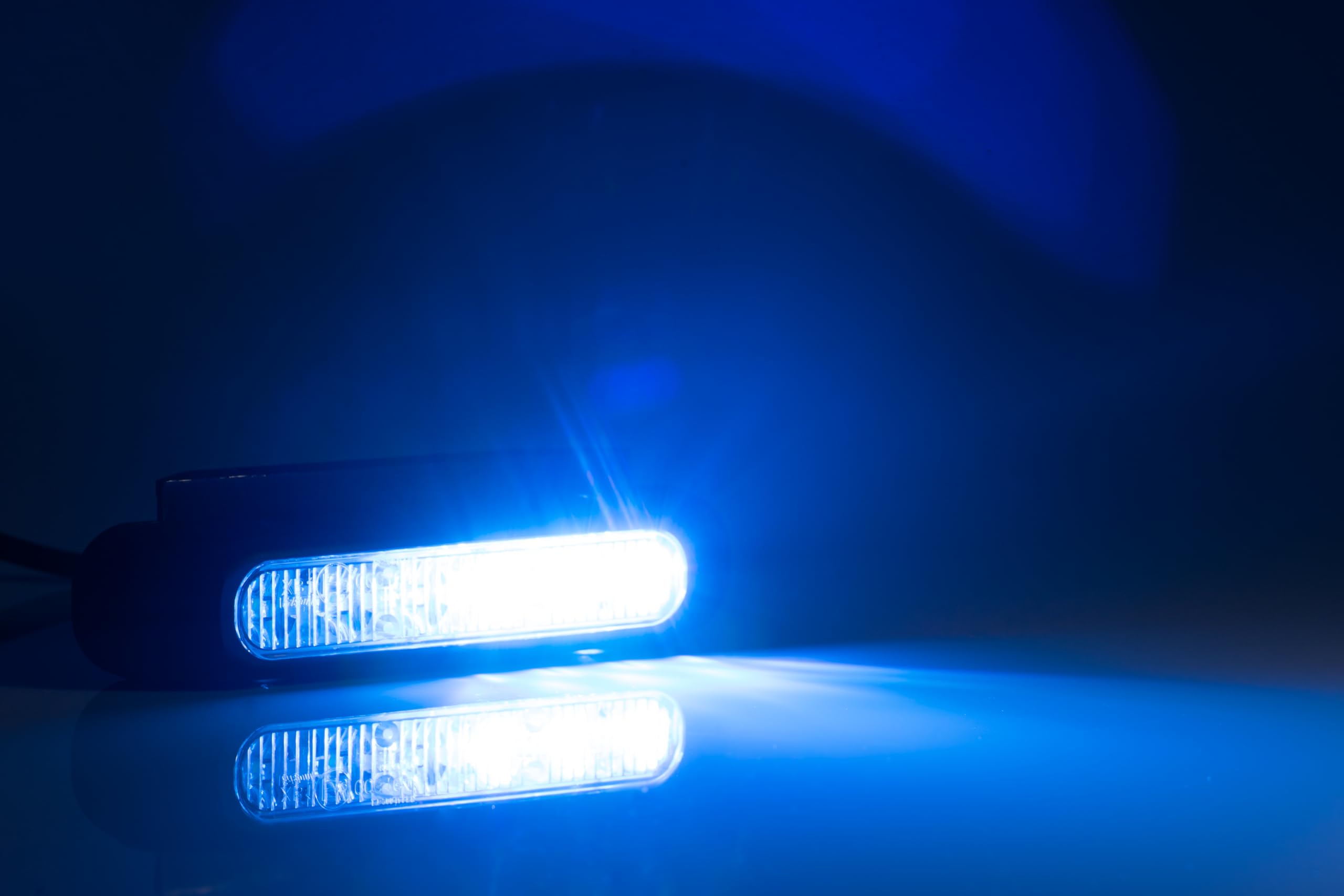 2x Luz Estroboscópica LED Azul Vehículos de Emergencia – Ambulancia, Servicios Sanitarios – 6 Patrones de Destello + Reflector Triangular – IP68 – Homologado ECE R65/E9/E20