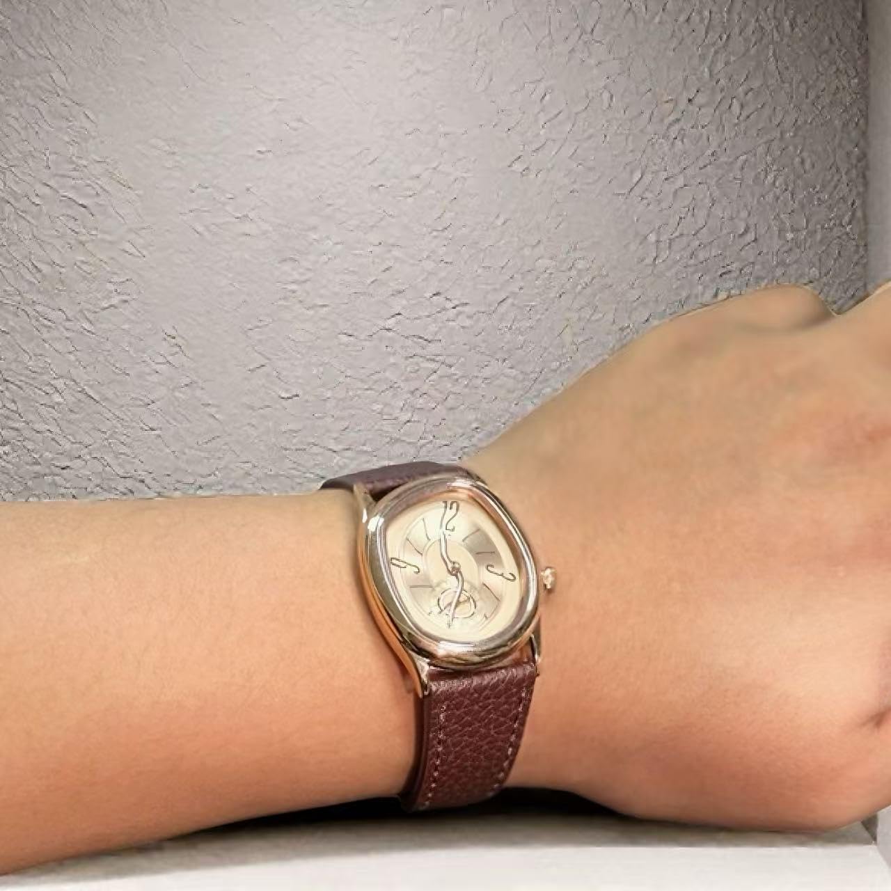 Gosasa Orologio da polso al quarzo, unisex, elegante, con cinturino in pelle morbida, design unico a spirale, alla moda, per uomo e donna, regalo elegante per lui o per lei