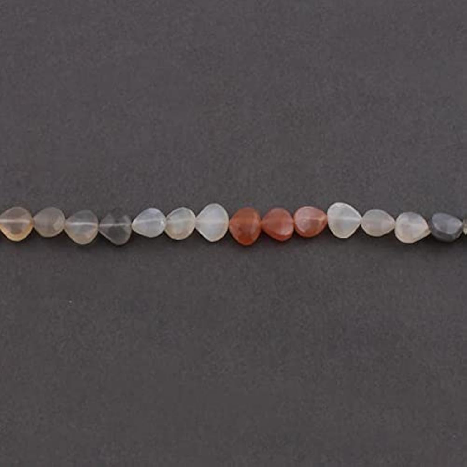 Pierre de lune multicolore en cœur pour sublimer vos créations de colliers et bracelets artisanaux