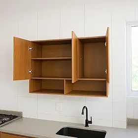Balcão Cozinha Suspenso com Portas em MDF e Corpo em MDP Gabinete de Cozinha de Parede com Nicho (Freijo Ripado com Pintura em 3D)